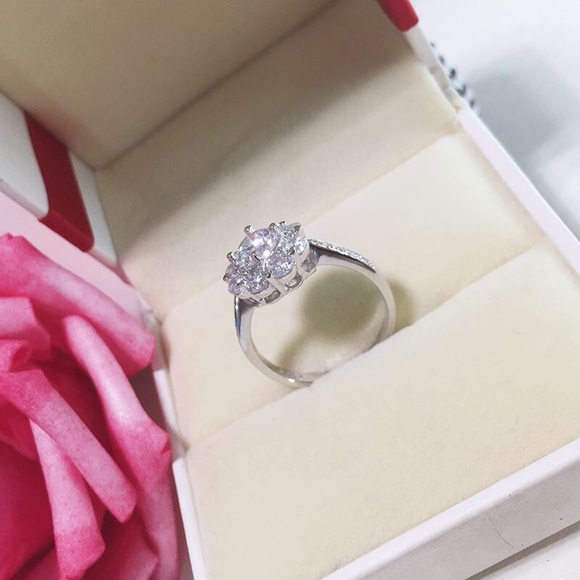 Gorgeous Cubic Zirconia Flower Ring - Picture 3 of 8